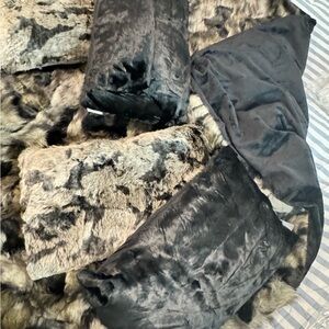 NWT Aviva Stanoff Faux Fur Throw Blanket with 4 pillows.